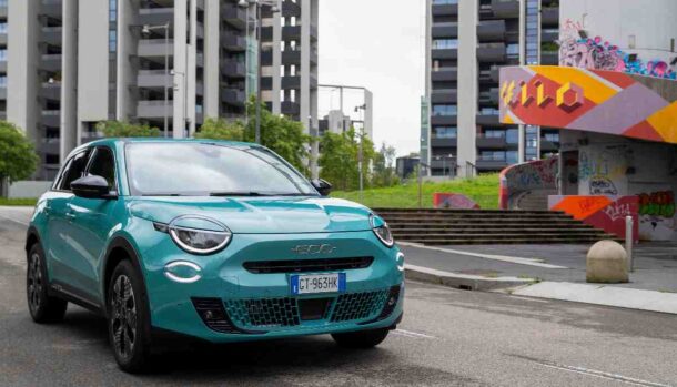 Una Fiat 600 di colore azzurro