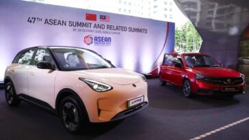 due auto Geely in mostra