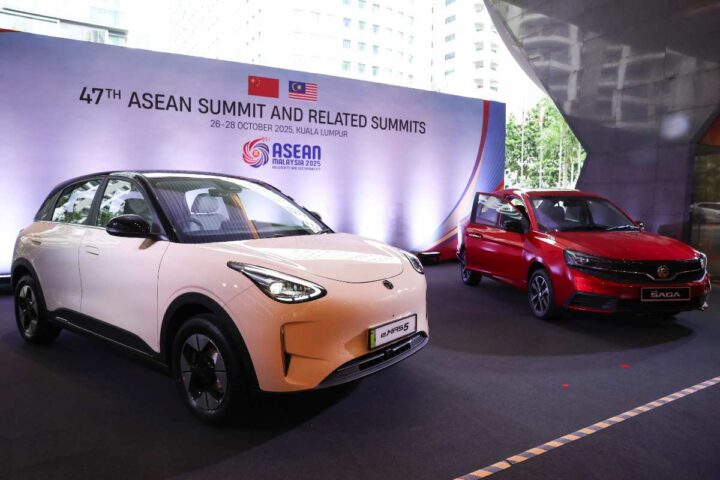 due auto Geely in mostra