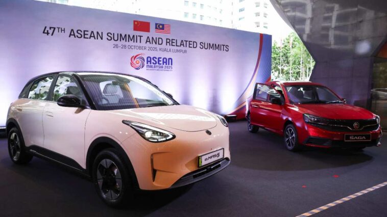 due auto Geely in mostra