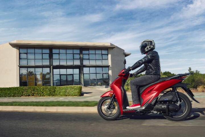 Honda SH 125 di colore rosso