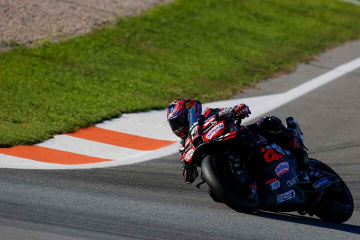 Jorge Martin in pista con l'Aprilia