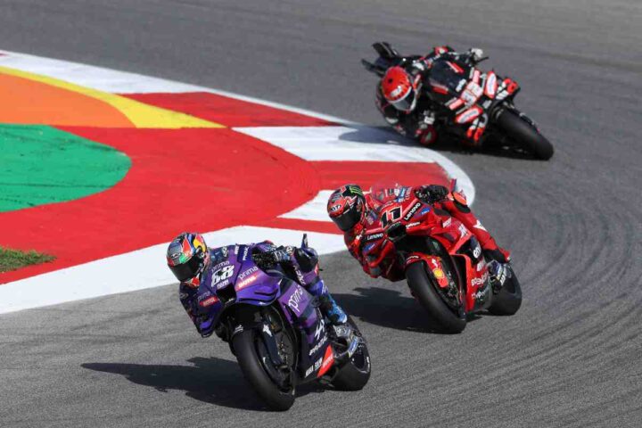 tre moto in gara in MotoGP