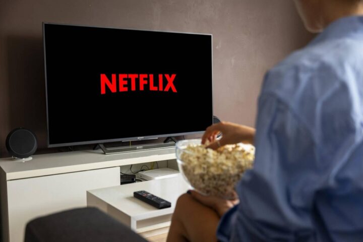 schermo televisione con logo Netflix