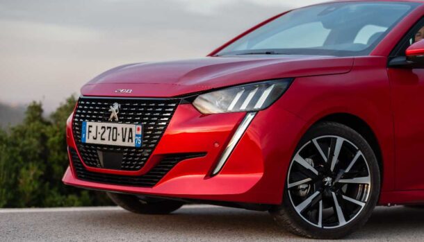 la parte anteriore della Peugeot 208