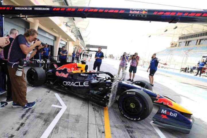 la nuova Red Bull all'uscita dai box