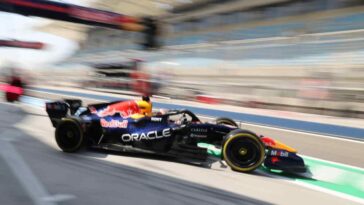 la Red Bull all'uscita dai box