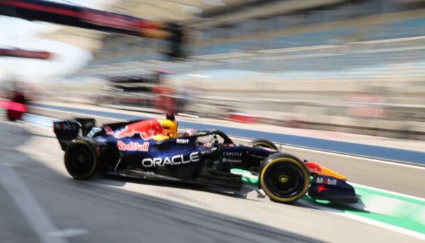 la Red Bull all'uscita dai box