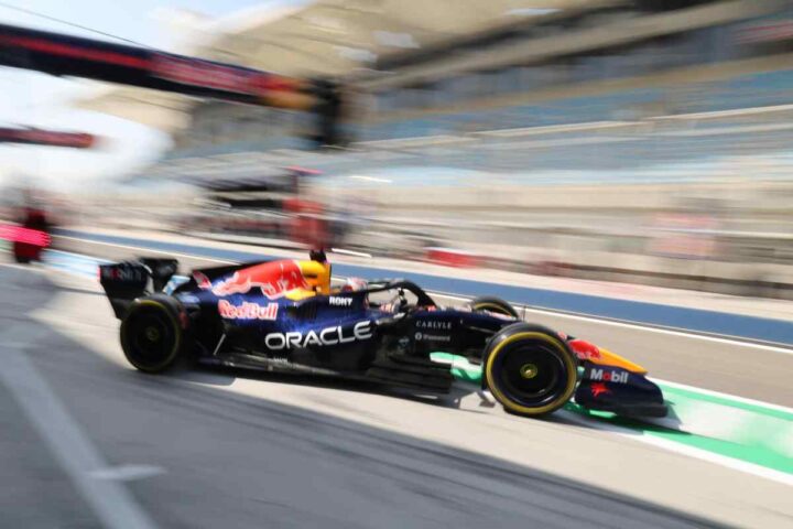 la Red Bull all'uscita dai box