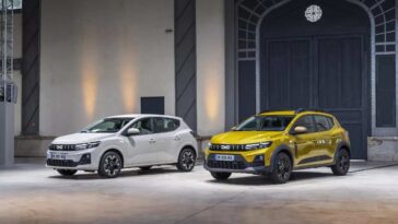 due auto Dacia in mostra