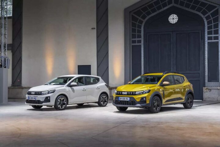 due auto Dacia in mostra