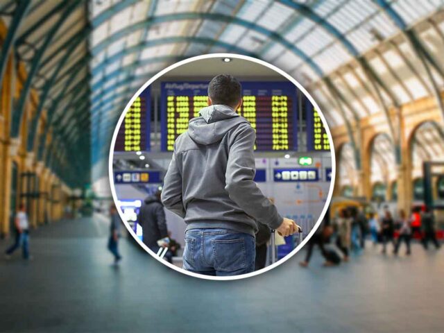 uomo con una valigia alla stazione 
