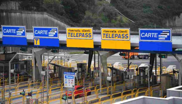 insegne Telepass casello autostradale