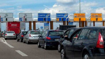 auto in coda per il pagamento del pedaggio