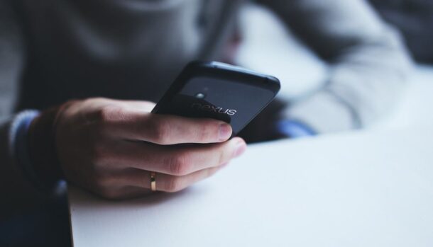 persona che utilizza uno smartphone