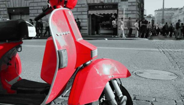 Vespa Piaggio di colore rosso