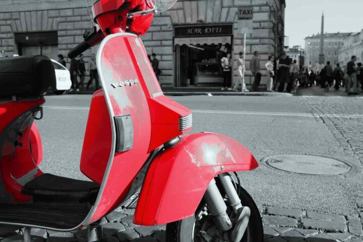 Vespa Piaggio di colore rosso