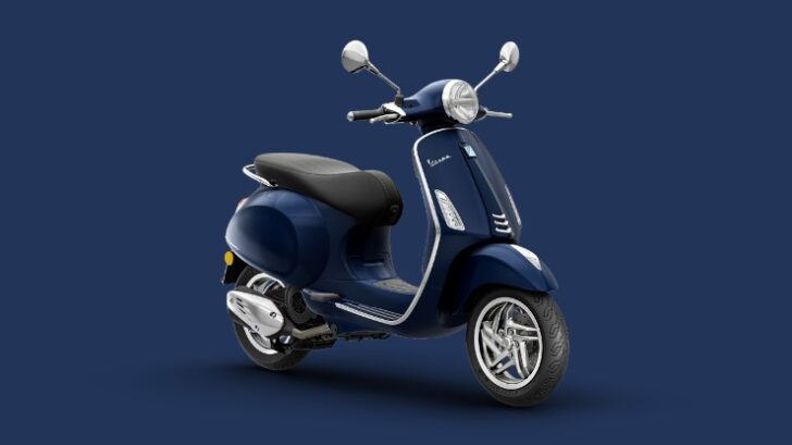 Vespa Piaggio di colore azzurro