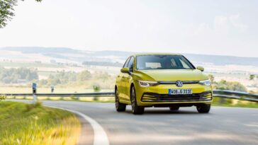 Una Volkswagen Golf in strada