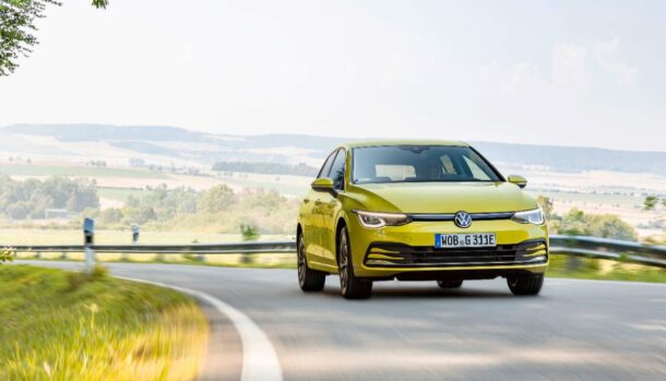 Una Volkswagen Golf in strada