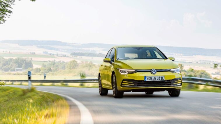 Una Volkswagen Golf in strada