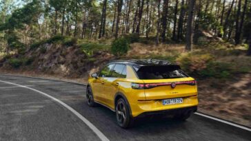 Volkswagen T-Roc di colore giallo
