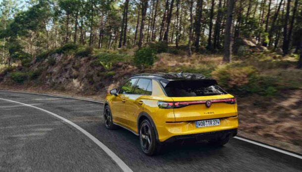 Volkswagen T-Roc di colore giallo