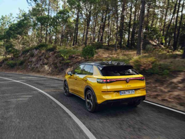 Volkswagen T-Roc di colore giallo