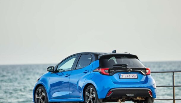 una Toyota Yaris di colore azzurro