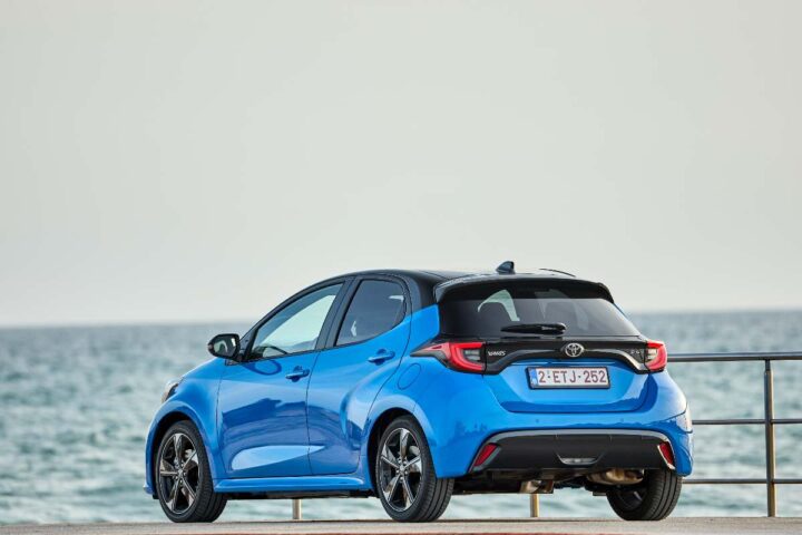 una Toyota Yaris di colore azzurro