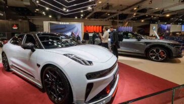 un'auto in mostra in un salone