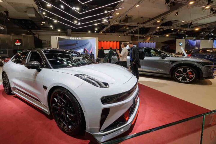 un'auto in mostra in un salone