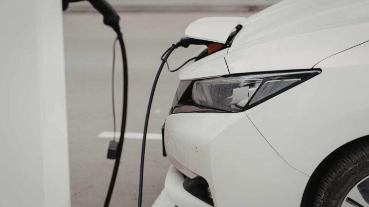 Auto elettrica sfida la benzina