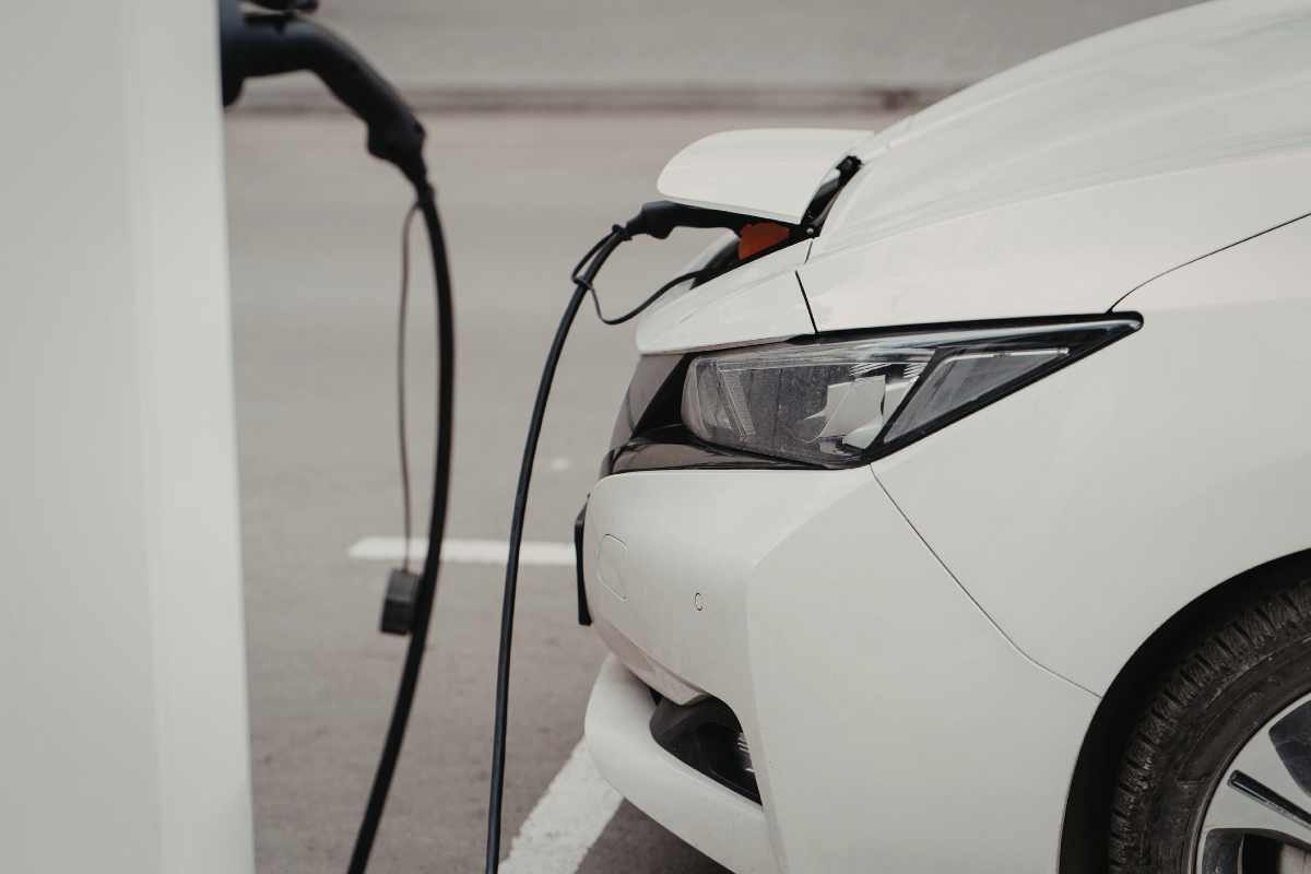 Auto elettrica sfida la benzina