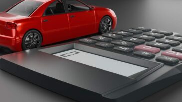 auto in miniatura con vicino una calcolatrice