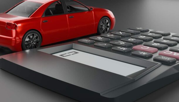 auto in miniatura con vicino una calcolatrice