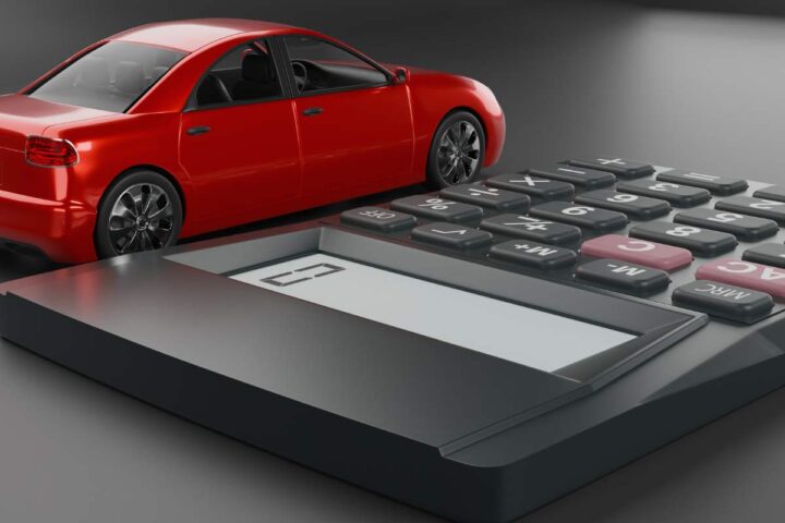 auto in miniatura con vicino una calcolatrice 