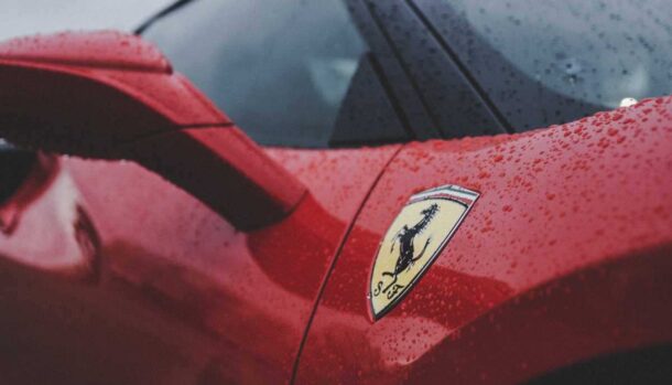 Ferrari in stato di degrado