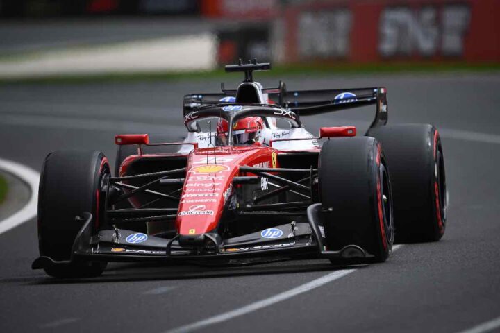 Charles Leclerc in pista con la Ferrari
