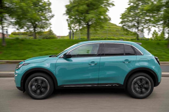 Fiat 600 di colore azzurro