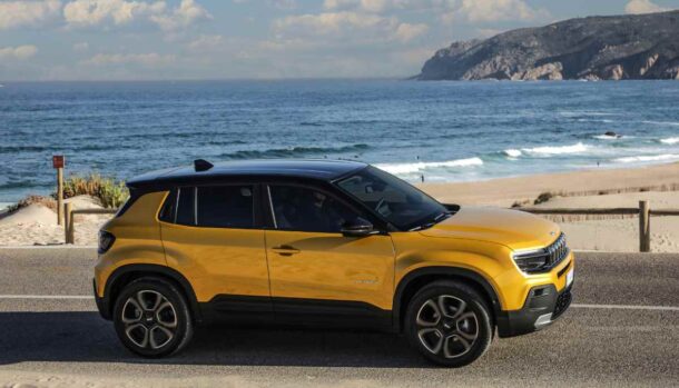 SUV Jeep Avenger di colore giallo