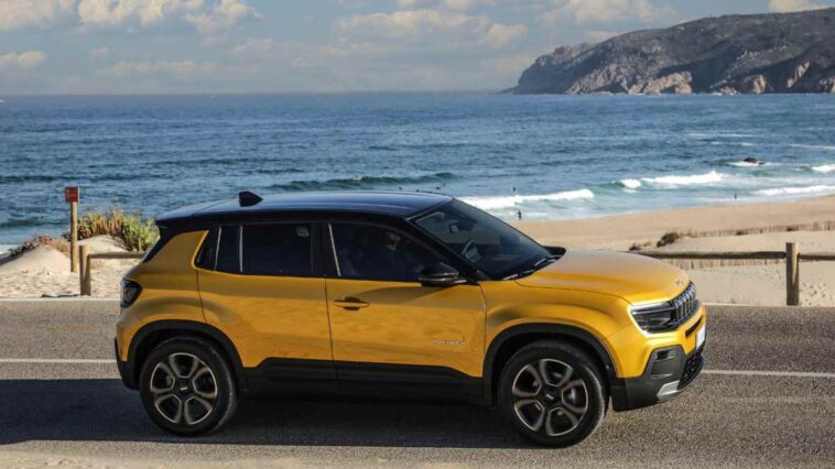SUV Jeep Avenger di colore giallo