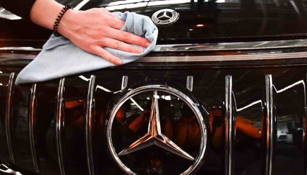 Mercedes decisione a sorpresa