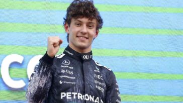 Kimi Antonelli esulta sul podio