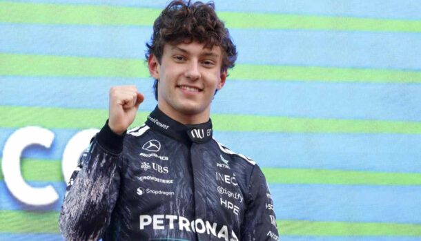 Kimi Antonelli esulta sul podio