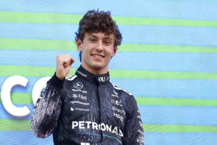 Kimi Antonelli esulta sul podio