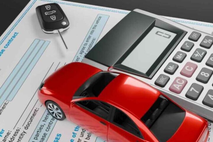 calcolatrice, auto rossa in miniatura e una chiave