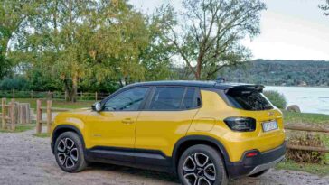 Jeep Avenger di colore giallo