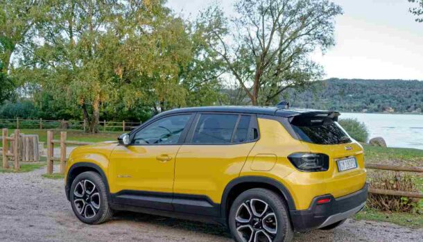 Jeep Avenger di colore giallo