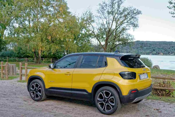 Jeep Avenger di colore giallo